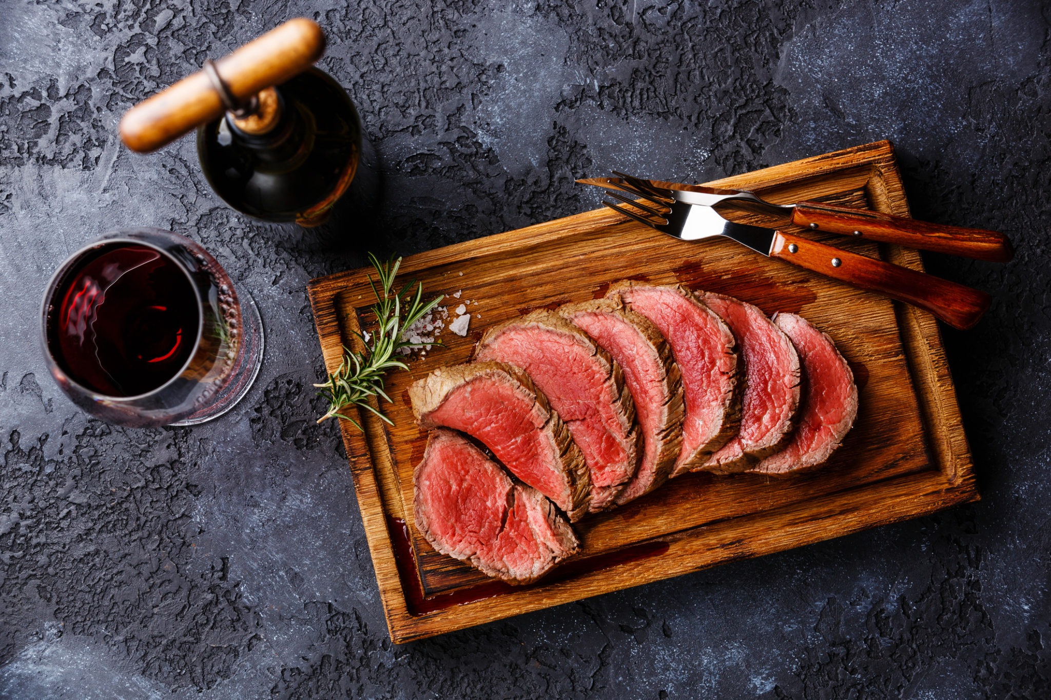 sliced tenderloin steak roastbeef and red wine 77159274 scaled