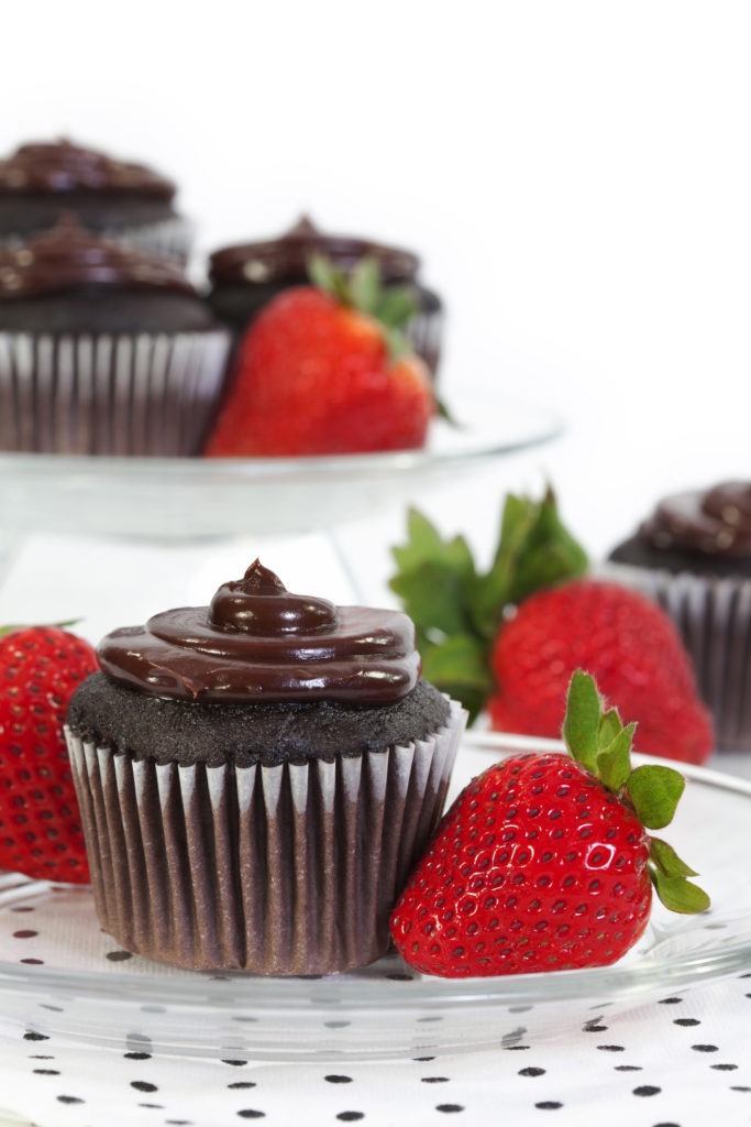 chocolate cupcake with fresh strawberry 43367727 683x1024 1