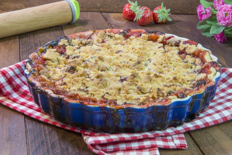 strawberry crumble pie scaled